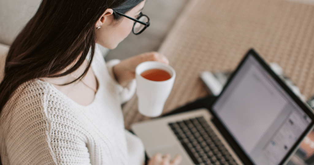 自宅でオンライン講座を受講する女性