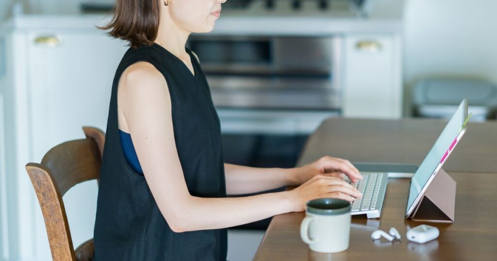 ノートPCで在宅ワークをする40代女性