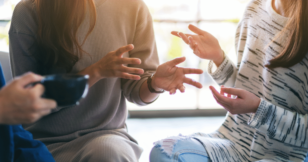 人との会話に少し緊張する女性のイメージ