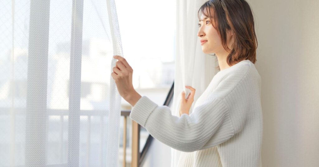 光の差すデスクで仕事をする女性