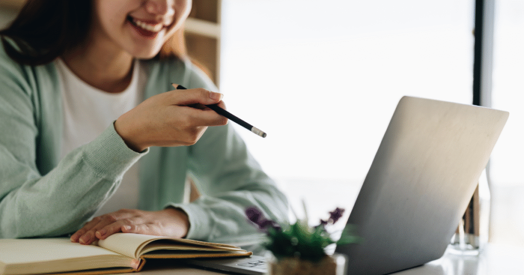 オンライン講座を受講する女性の様子