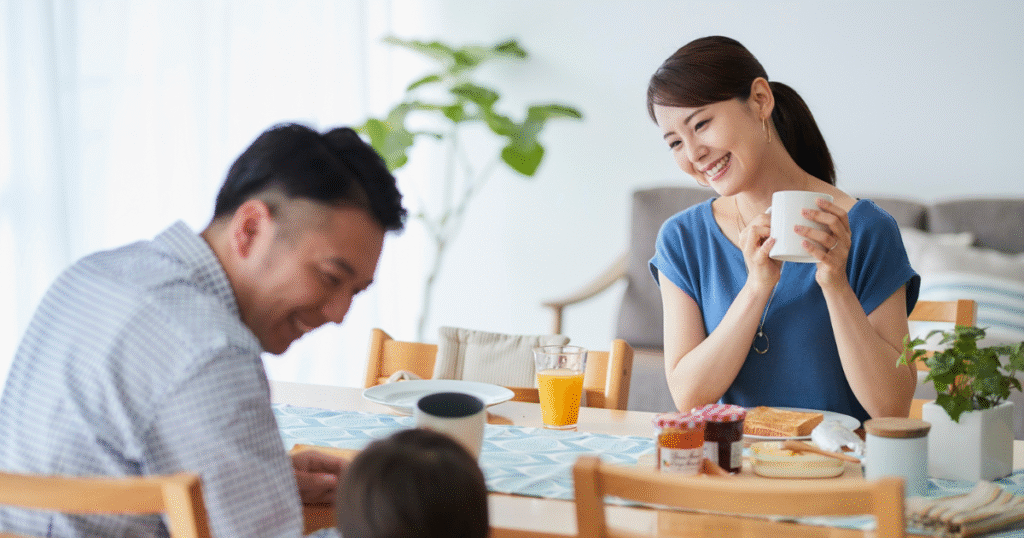 家族と笑顔で会話を楽しむ40代女性