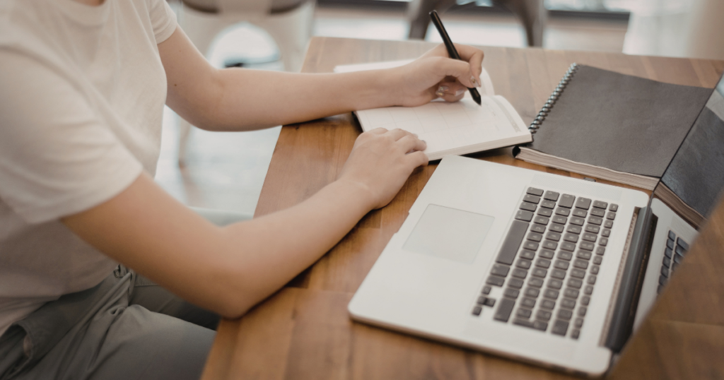 資格と在宅スキルを比較して考える女性