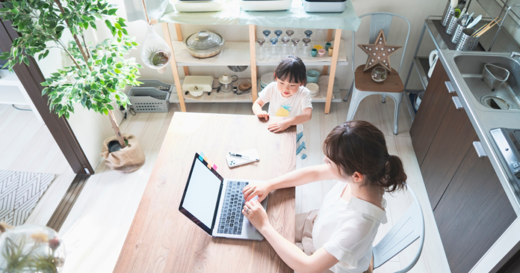 自宅でパソコンを使って学ぶ女性のイメージ