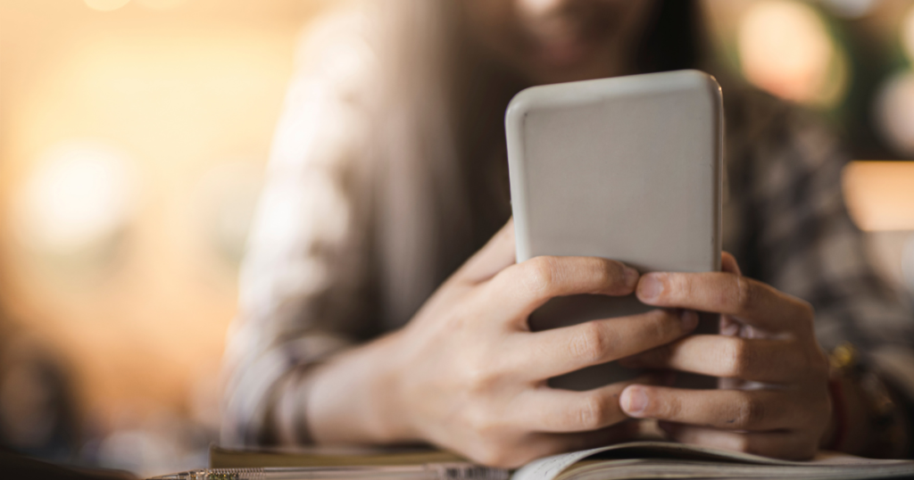 40代主婦がスマホで学習している様子