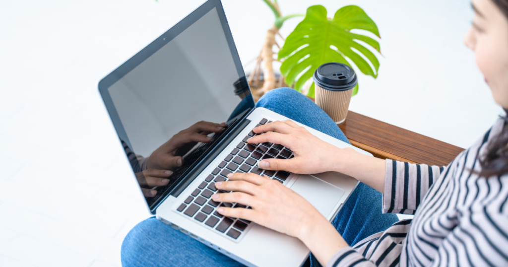 在宅ワークをする女性