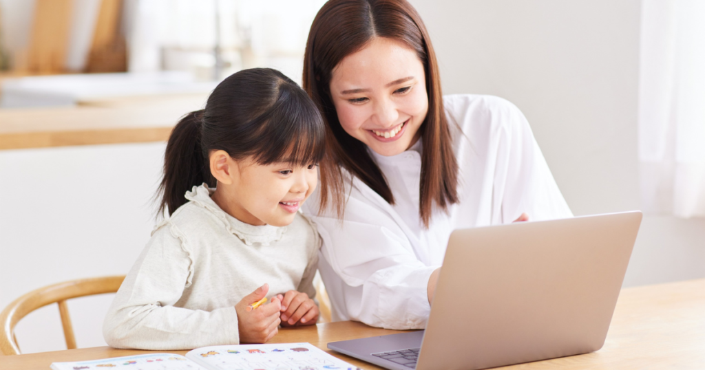 親子でオンライン英会話を受けるイメージ